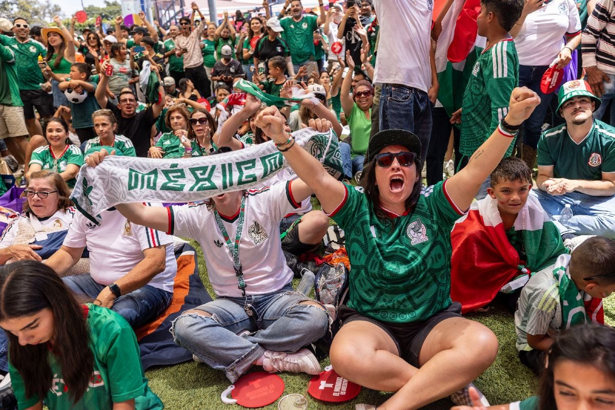 Los aficionados observan el partido inaugural durante una fiesta para ver el Mundial de 2026 en Los Ángeles el 11 de junio. Fotógrafa: Jill Connelly/Bloomberg