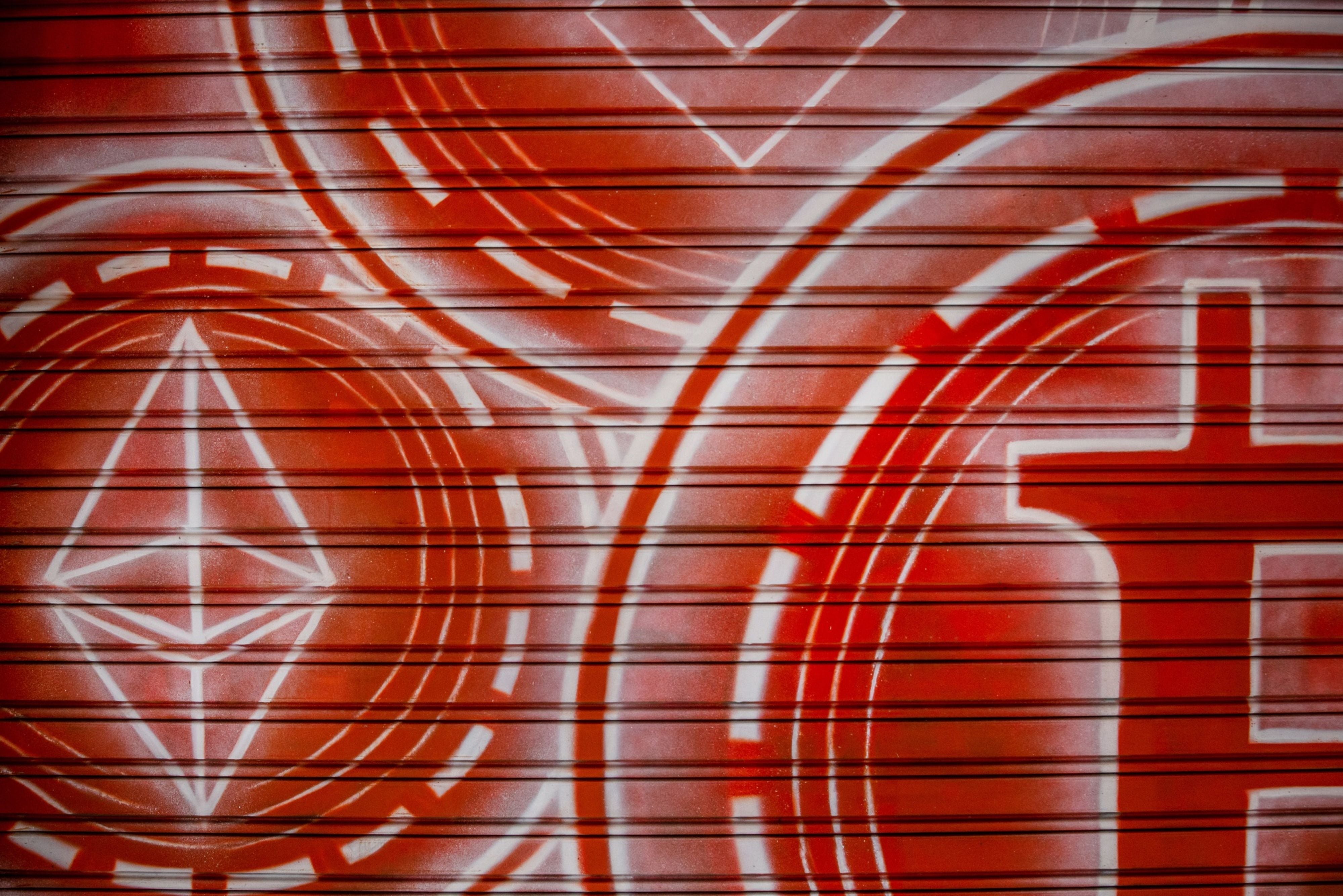 Celsius es una plataforma de préstamo de criptomonedas donde los inversores pueden depositar sus criptomonedas a cambio de promesas de altos rendimientos en esos activos digitales y Mashinsky era la cara pública de esta empresa, que se declaró en bancarrota en julio de 2022.