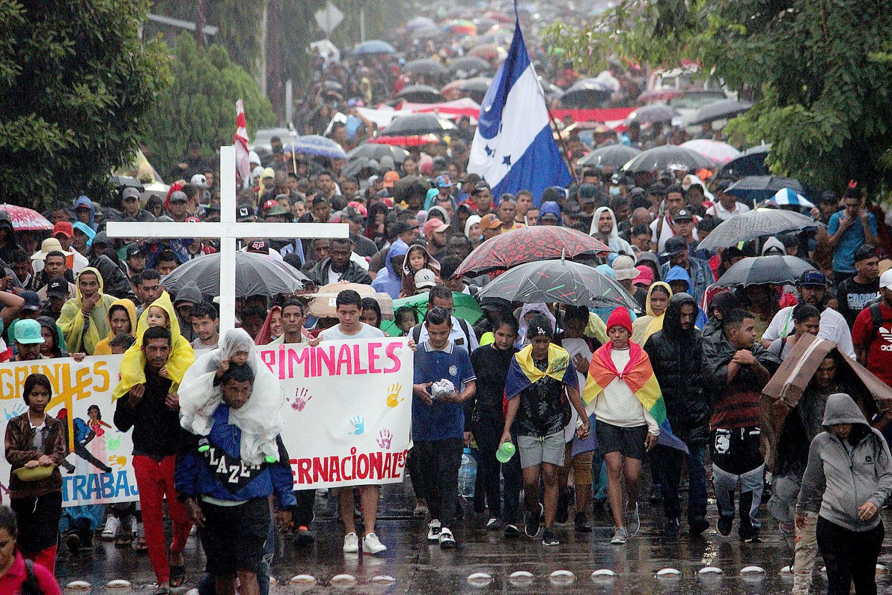 La llegada de miles de inmigrantes abarrotó los albergues públicos y la ciudad se vio obligada a alquilar hoteles en la zona metropolitana. (Foto: EFE)
