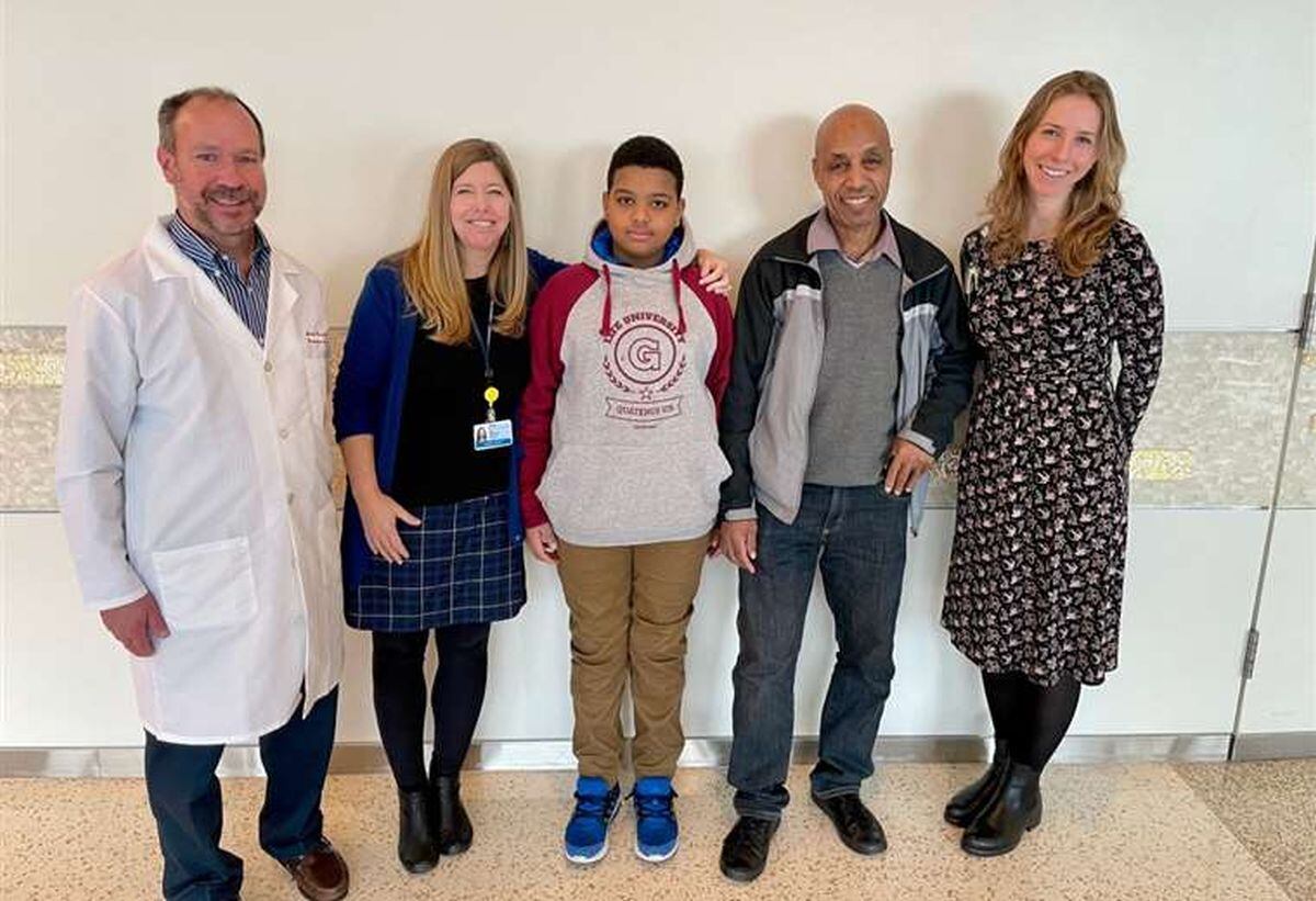 De acuerdo con el diario The New York Times, Aissam, nacido en Marruecos y quien posteriormente se trasladó a España, a pesar de poder oír, puede que nunca aprenda a hablar, ya que la ventana del cerebro para adquirir el habla se cierra en torno a los cinco años. (Foto: AFP)