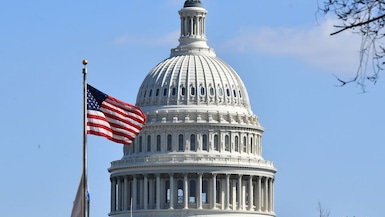 Una bandera de Estados Unidos ondea frente al Capitolio en Washington, DC, antes del primer discurso sobre el estado de la Unión del presidente Joe Biden. (MANDEL NGAN / AFP).