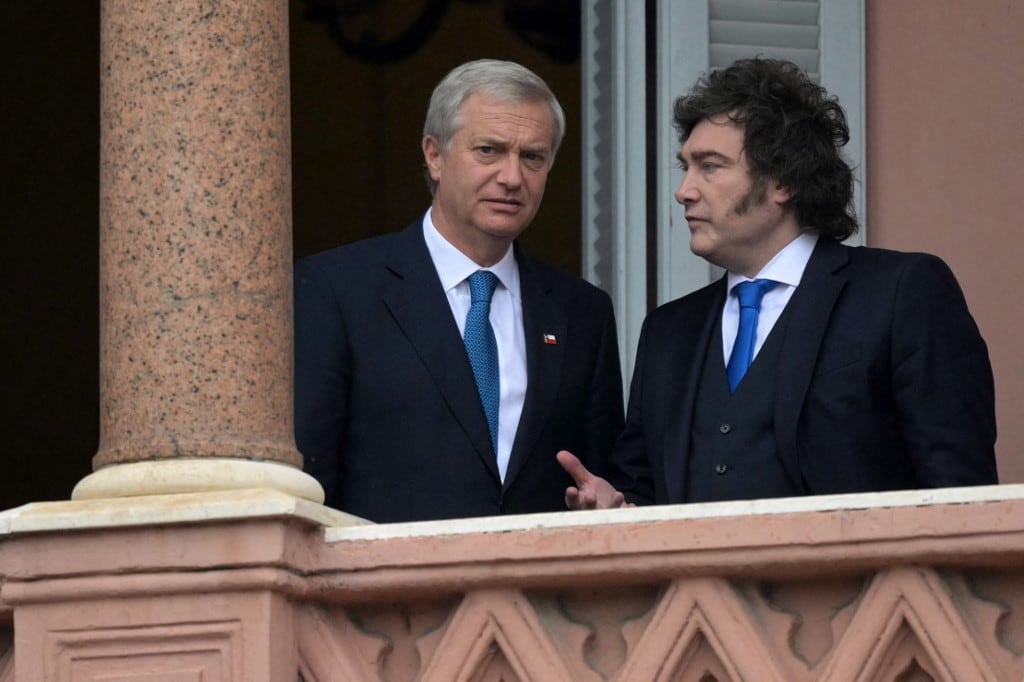 El presidente ultraconservador chileno José Antonio Kast dijo que durante la reunión con Javier Milei abordaron la "inmigración irregular" y el "crimen organizado" y se refirió al corredor humanitario que había propuesto para el retorno de venezolanos que residen en Chile, a través de Perú, Ecuador y Colombia. (Foto: Juan Mabromata / AFP)