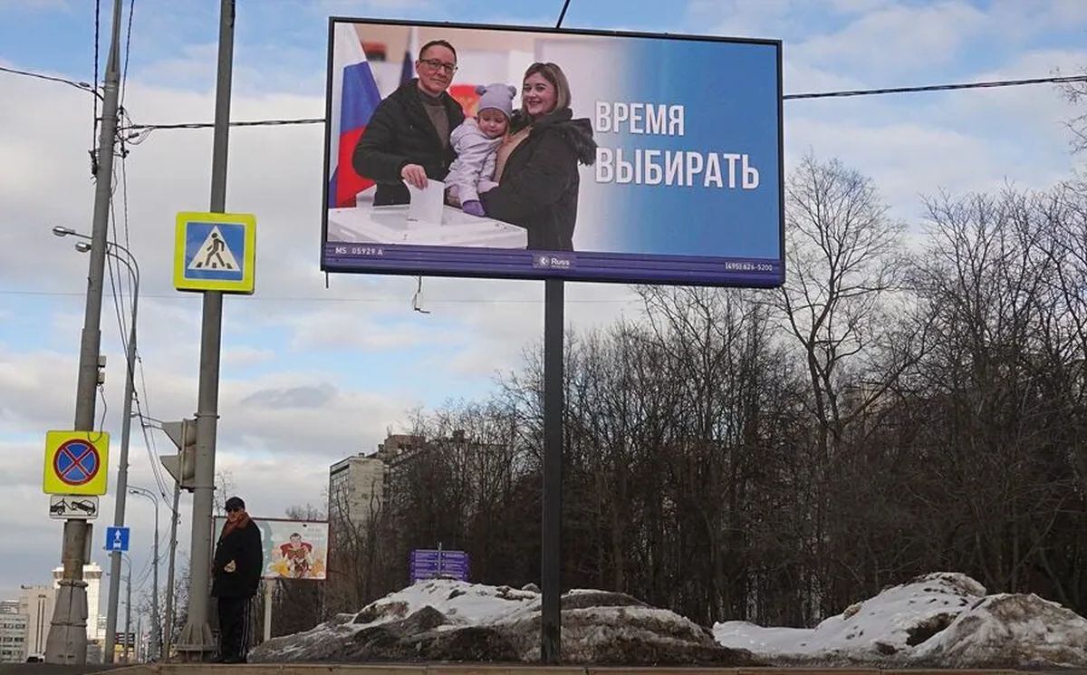 Cartel electoral en una calle de Moscú que dice "Es hora de elegir". EFE/EPA/Maxim Shipenkov