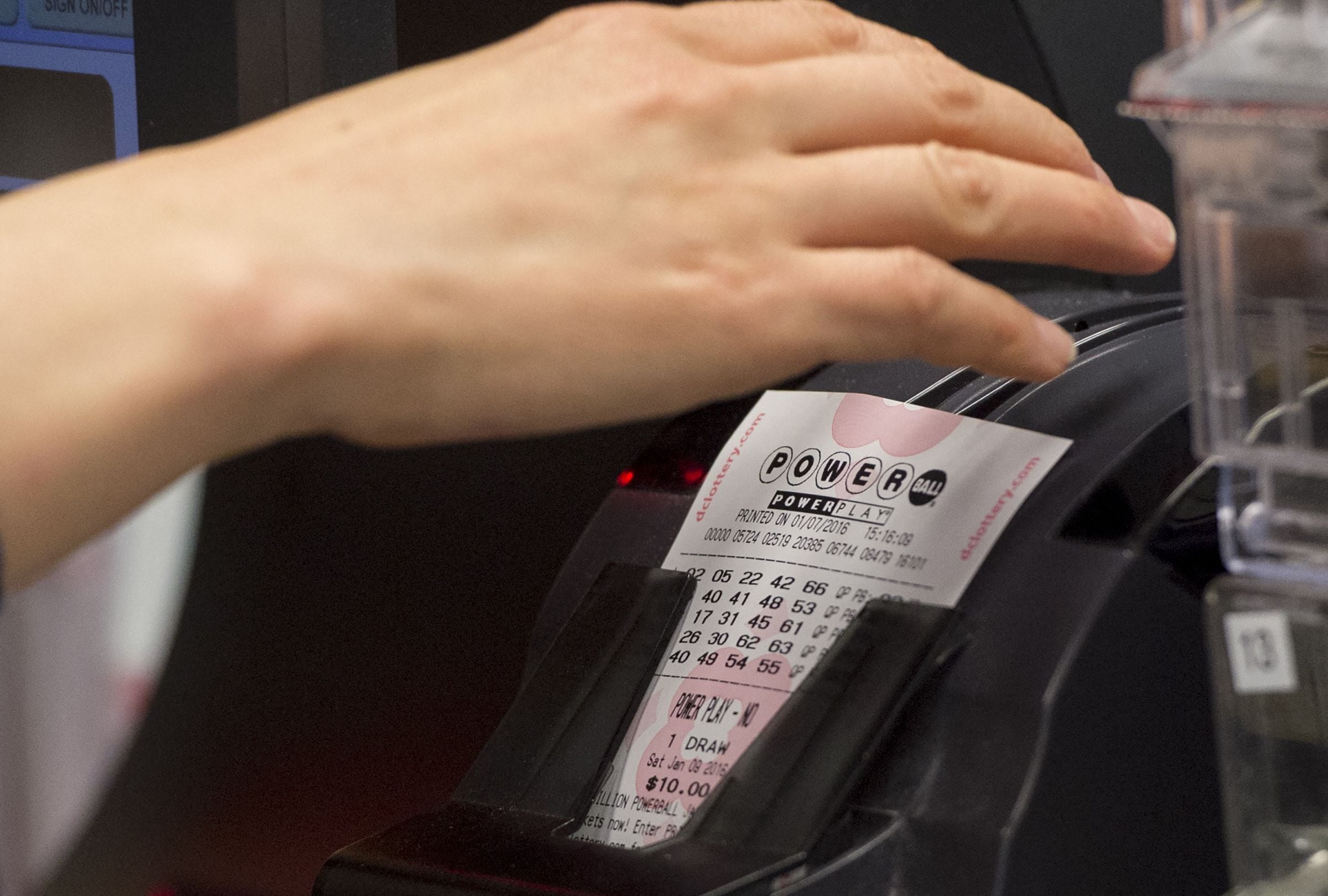 Revisa esta nota para que descubras quién ganó el Powerball hoy, lunes 16 de marzo, en EE.UU. (Foto: SAUL LOEB / AFP)