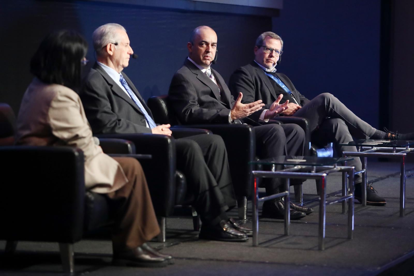 Carlos Herrera Dezcalzi, Santiago Basualdo y Álvaro Escalante en evento de IA de Gestión. Foto: Julio Reaño, para Gestión