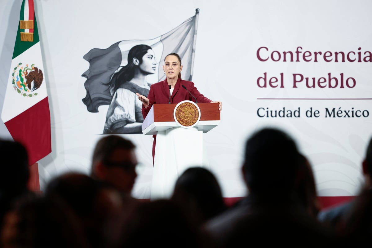 La presidenta de México, Claudia Sheinbaum, habla durante una rueda de prensa este martes, en el Palacio Nacional de la Ciudad de México (México). Sheinbaum afirmó que el país está dispuesto a albergar los partidos de Irán del Mundial de 2026, ante las dificultades del equipo para jugar en Estados Unidos, una posibilidad que la FIFA está analizando, y que considera "factible". EFE/ José Méndez
