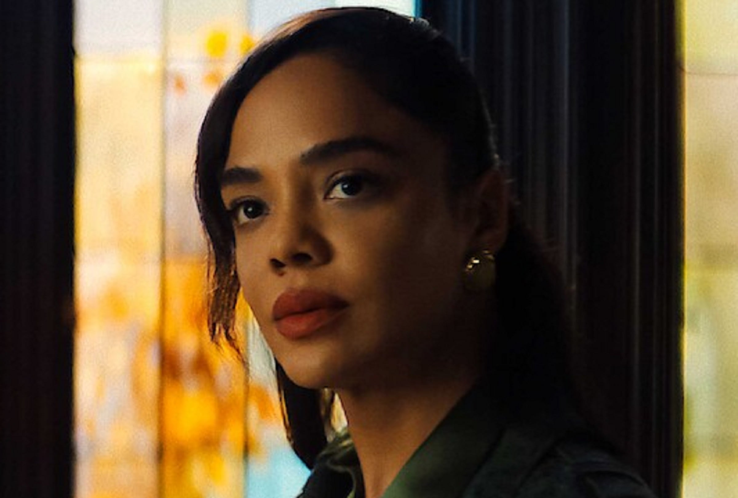 Tessa Thompson asume el papel de Anna, una presentadora de noticias de WSK TV, en la serie de suspenso y misterio "Él y ella" (Foto: Netflix)
