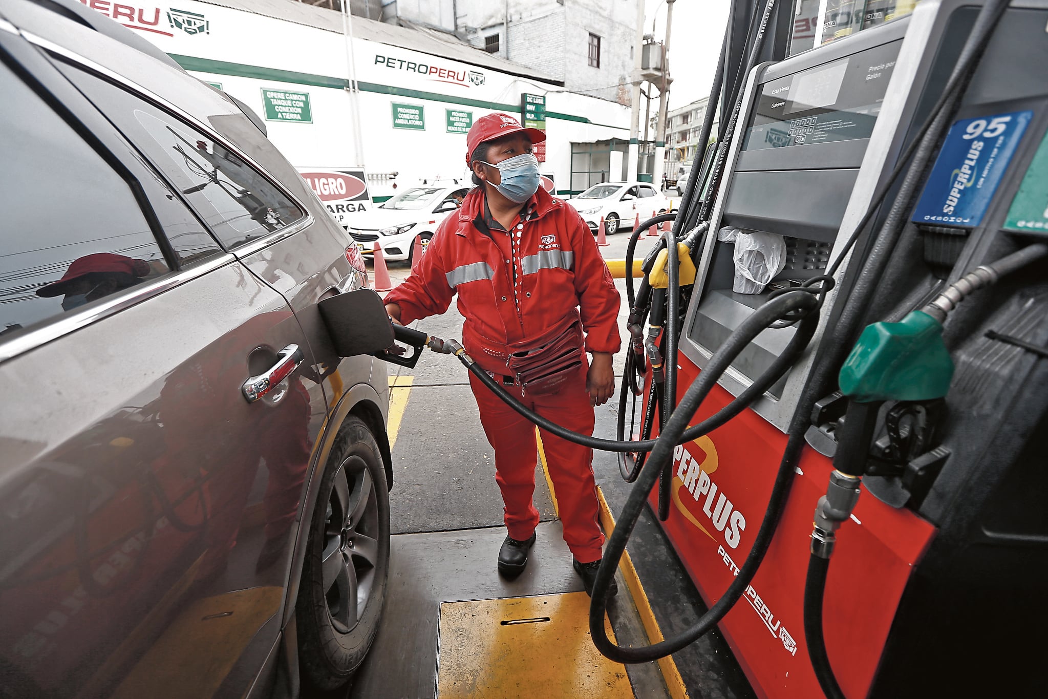 Mujer abasteciendo vehículo con combustible (Foto: GEC)