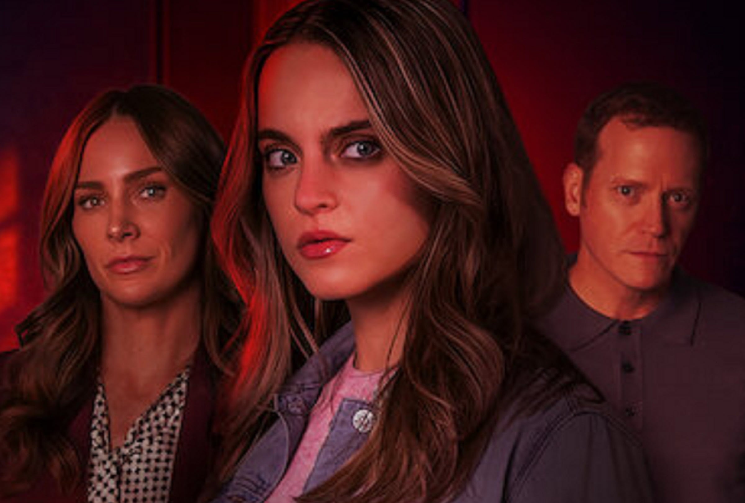 Anna Morgan Neugent como Chelsea Sterling, Rylee Reagan como Lexi Murdoch y Bourke Floyd como Daniel Sterling en el drama psicológico "The Seemingly Perfect Family" (Foto: Storyteller Studios)