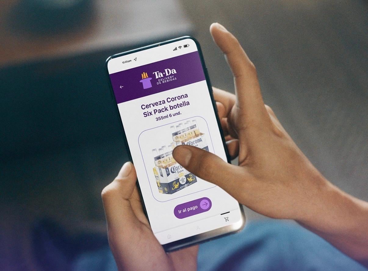 La app de TaDa permite pedir bebidas, snacks y licores con entrega a domicilio, en una apuesta por atender consumos inmediatos y ocasiones sociales. Foto: TaDa