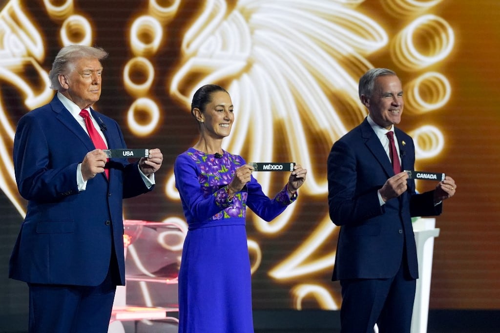 (I/D) El presidente de Estados Unidos, Donald Trump, la presidenta de México, Claudia Sheinbaum, y el primer ministro de Canadá, Mark Carney, posan con sus tarjetas durante el sorteo para la Copa Mundial de Fútbol de la FIFA 2026 que se llevará a cabo en Estados Unidos, Canadá y México, en el Kennedy Center, en Washington, DC, el 5 de diciembre de 2025. (Foto de Stephanie Scarbrough / POOL / AFP)