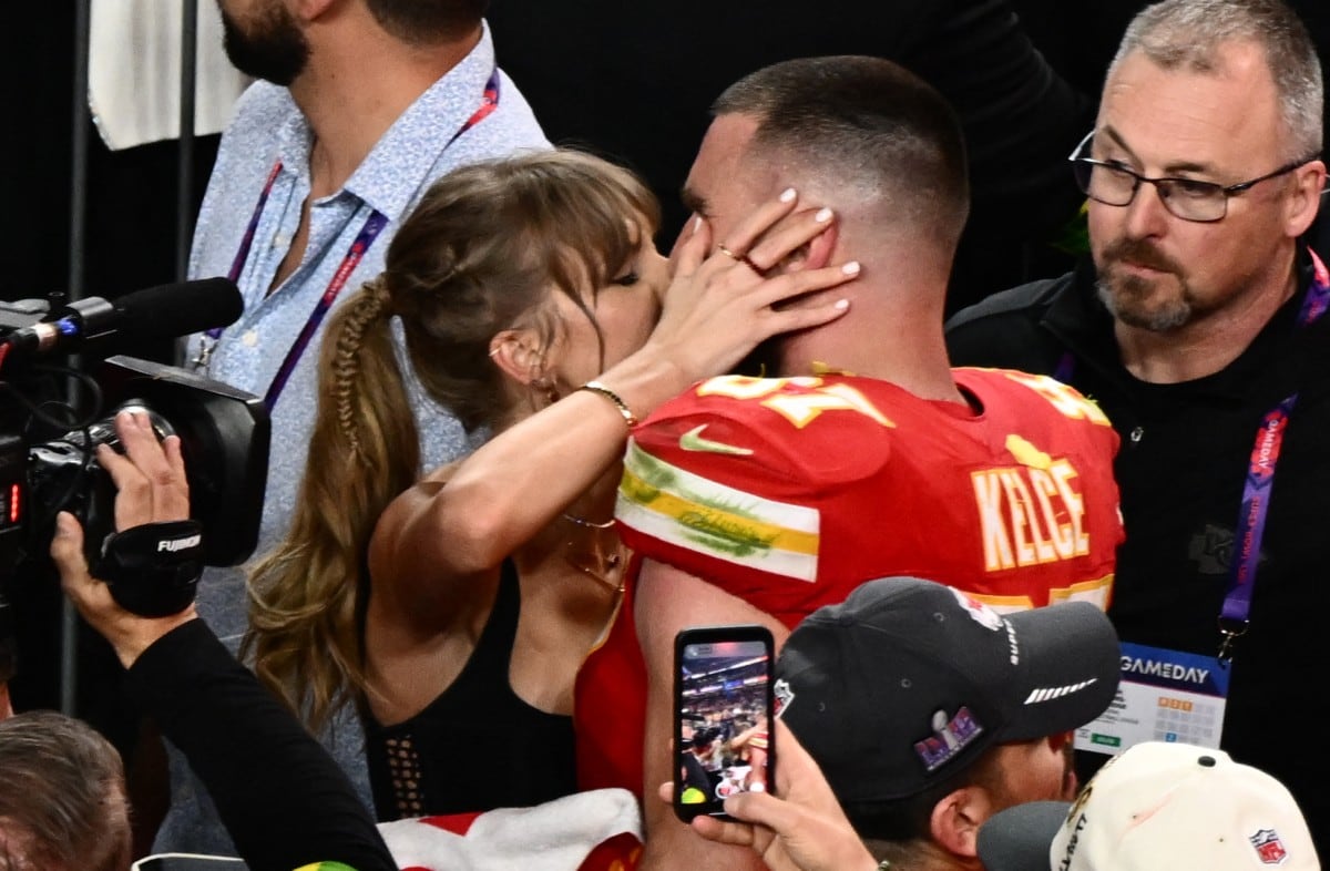 (ARCHIVOS) La cantante y compositora estadounidense Taylor Swift besa al ala cerrada número 87 de los Kansas City Chiefs, Travis Kelce, después de que los Chiefs ganaran el Super Bowl LVIII contra los San Francisco 49ers en el Allegiant Stadium de Las Vegas, Nevada, el 11 de febrero de 2024. (Foto de Patrick T. Fallon / AFP)
