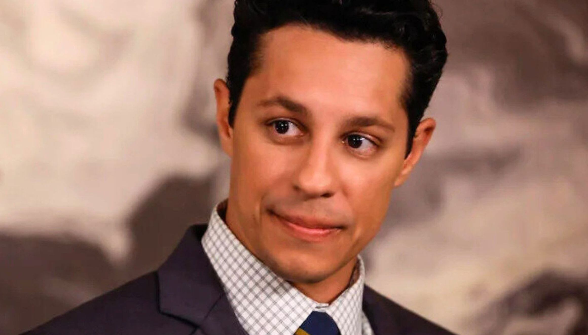 David Del Rio en el set de "Matlock" interpretando a Billy Martínez (Foto: CBS)