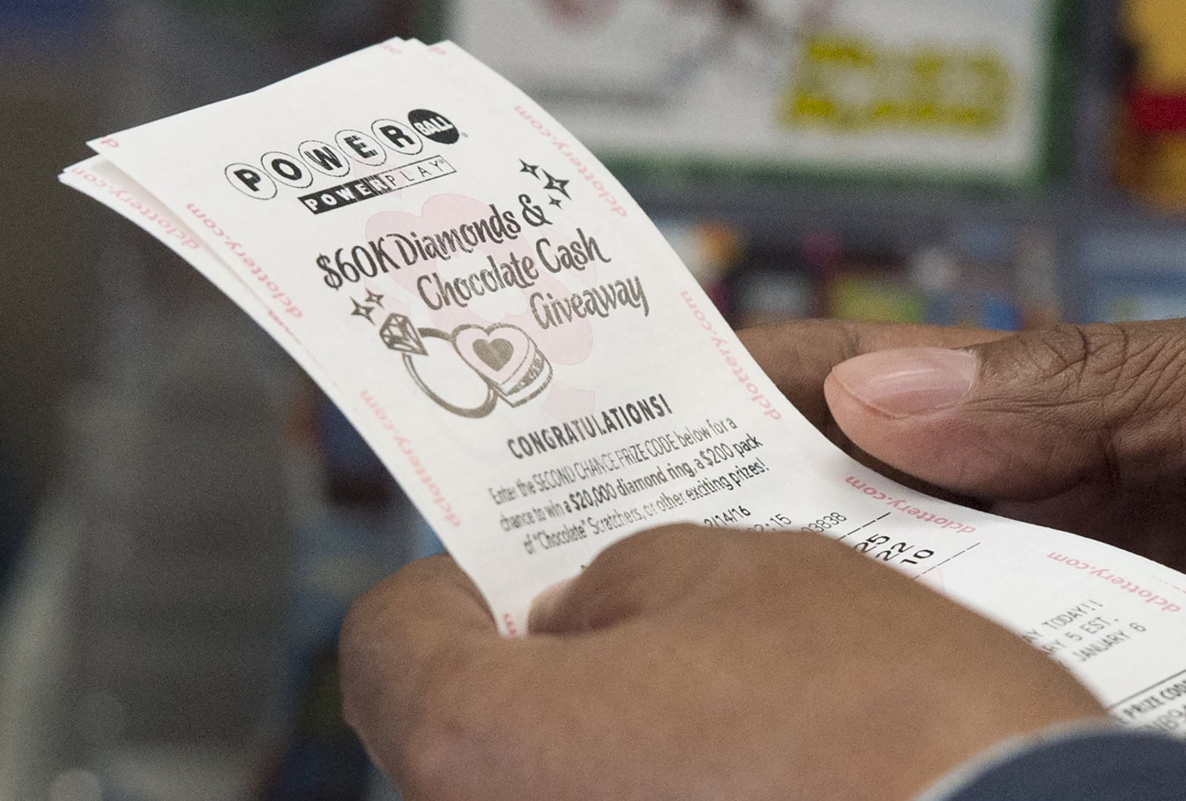 En esta nota conocerás los resultados del sorteo del Powerball del sábado 04 de abril y descubrir si alguien se quedó con el premio mayor. (Foto: SAUL LOEB / AFP)