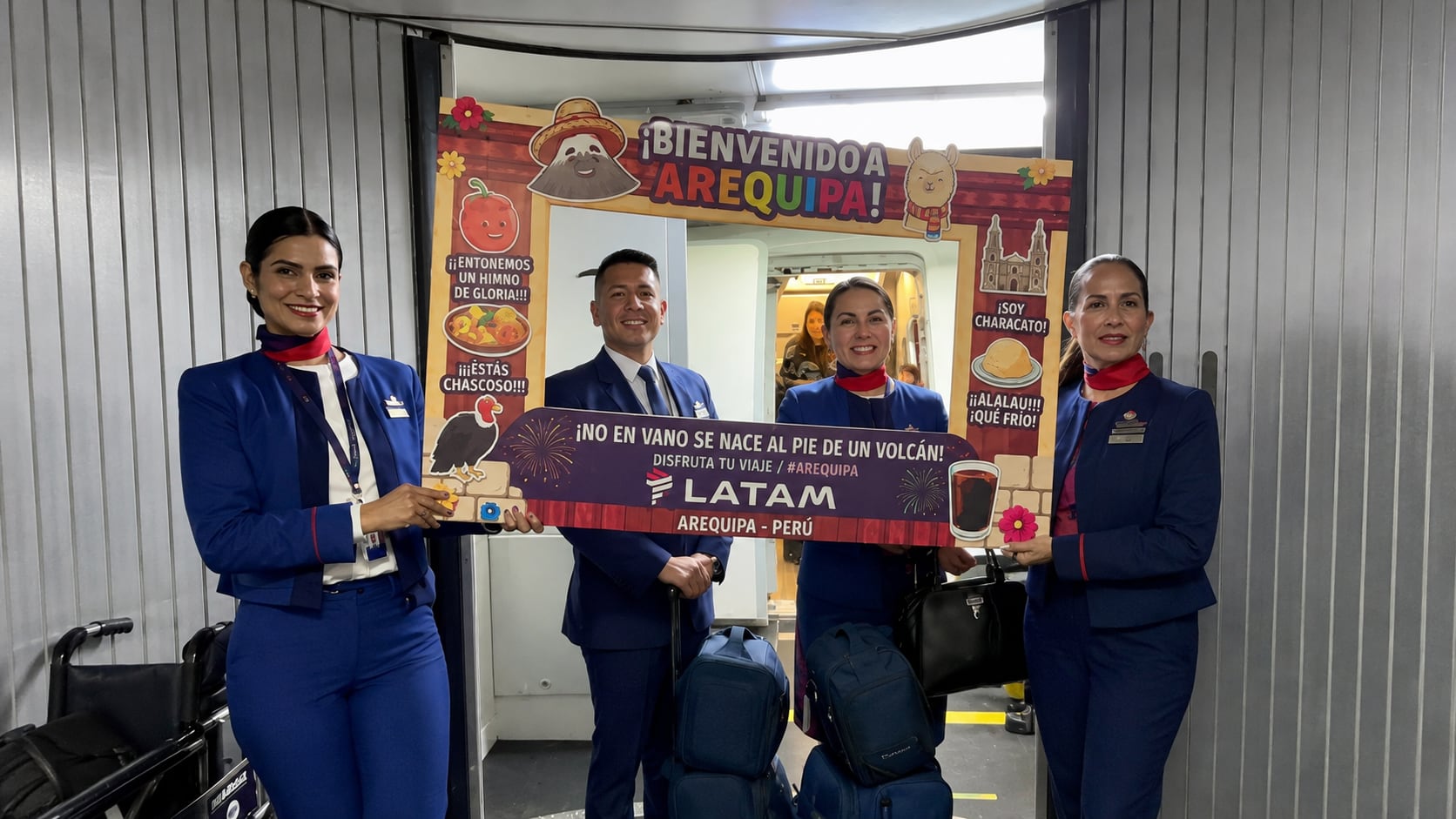 Tripulación de LATAM que opera bajo la nueva modalidad y mantiene la aeronave en Arequipa. (Foto: María Abanto Oré - Diario Gestión)