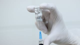 Ensayo de vacuna de Pfizer y BioNTech se mantiene en marcha, afirma CEO