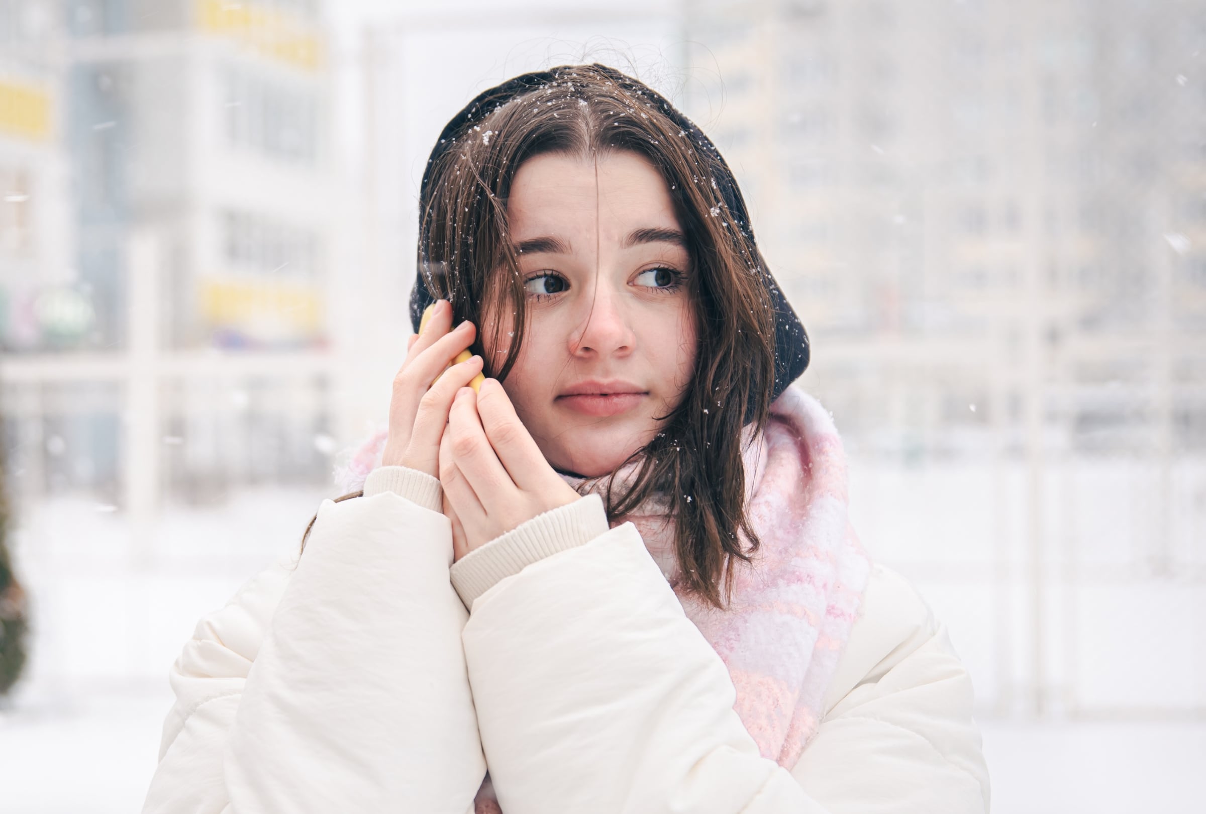 Mientras persistan las bajas temperaturas en Texas, vista en varias capas, use gorro y guantes, y evite esfuerzos extenuantes al aire libre (Foto: Freepik)