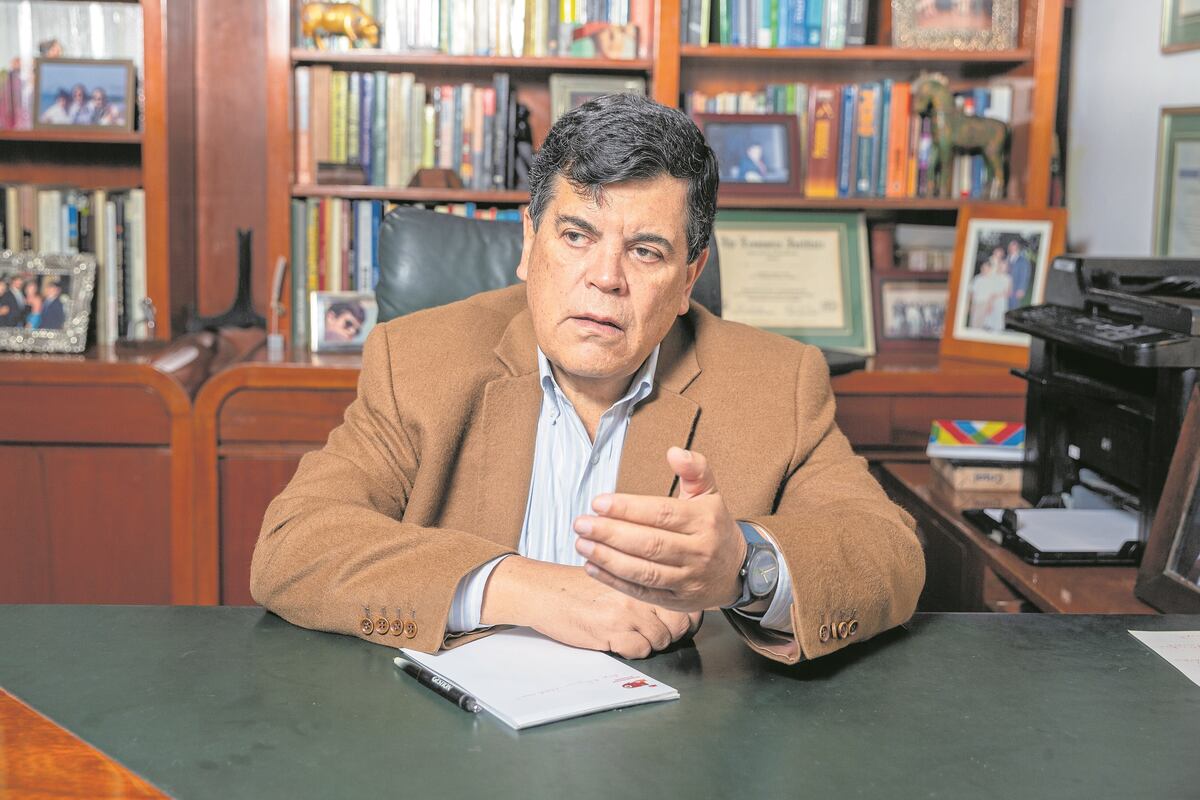 ENTREVISTA AL ECONOMISTA CARLOS PAREDES