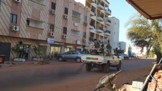 Hombres armados atacan hotel de lujo en capital de Malí y toman 170 rehenes