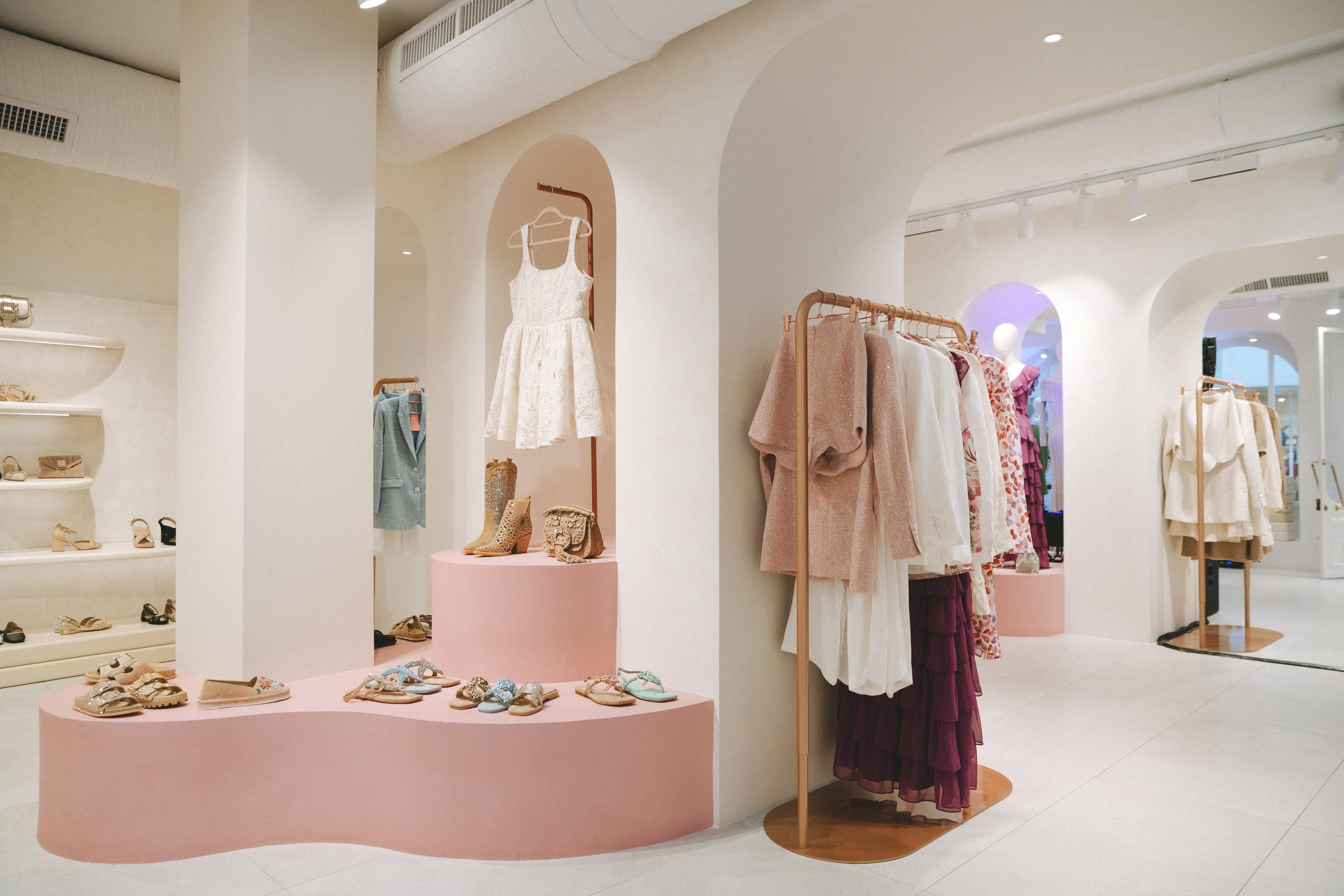 Firma española tiene oferta en zapatos y ropa.