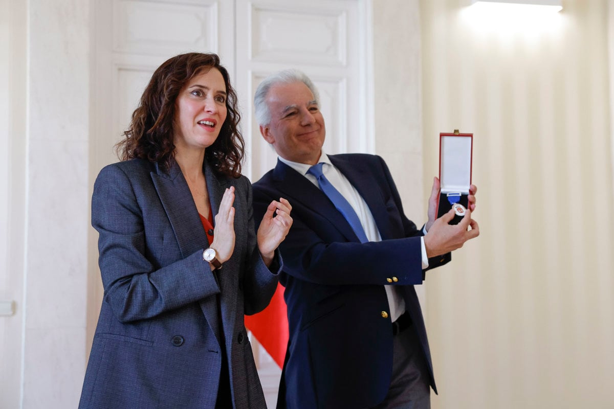 MADRID, 13/04/2026.- Álvaro Vargas Llosa, hijo del escritor Mario Vargas Llosa, recoge la Medalla Internacional de las Artes, concedida a título póstumo a Mario Vargas Llosa por su excepcional labor de creación literaria y la difusión internacional de las letras hispánicas, de manos de la presidenta de la Comunidad de Madrid, Isabel Díaz Ayuso, este lunes, en la Real Casa de Correos, sede del Gobierno regional, en Madrid. EFE/ Javier Lizón