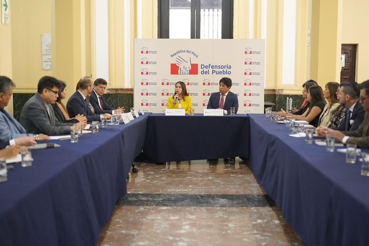 Defensor del Pueblo, Josué Gutiérrez, recibió a ministra Lesly Shica, y reafirmaron su compromiso de velar por el control y transparencia de todas las etapas del servicio alimentario escolar. Foto: Midis.
