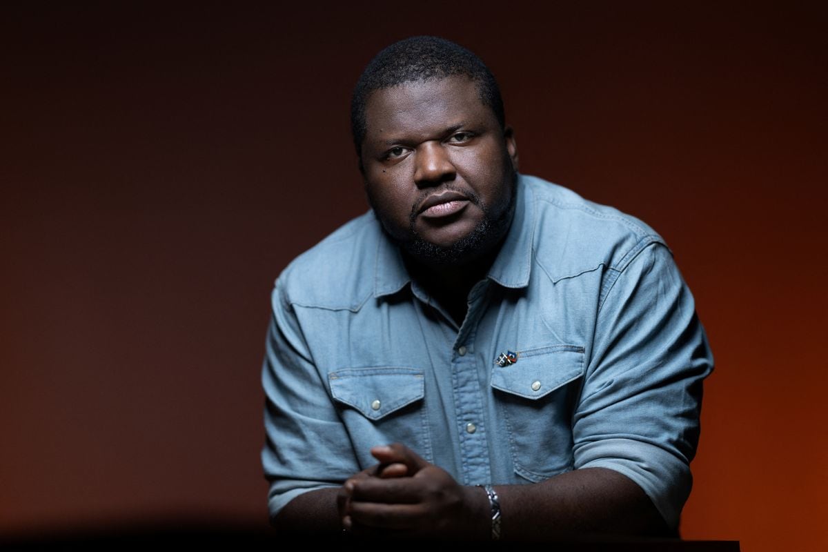 El escritor canadiense-haitiano Thelyson Orelien se vio envuelto en una polémica el 22 de septiembre de 2026 después de que una cuenta en X lo acusara de utilizar inteligencia artificial para escribir su novela "C'était ça ou mourir" ("Érase eso o morir"), uno de los éxitos de la temporada literaria de otoño. (Foto de Joel Saget / AFP)
