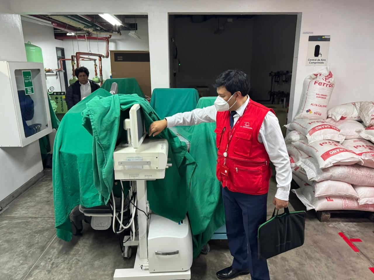 Durante un servicio de control simultáneo, se verificó que 62 de los 90 equipos inoperativos son de “alta criticidad”. Foto: Contraloría.