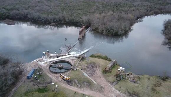 Fotografía aérea de la planta de tratamiento de Aguas Corrientes en Canelones (Uruguay). (Foto: EFE)