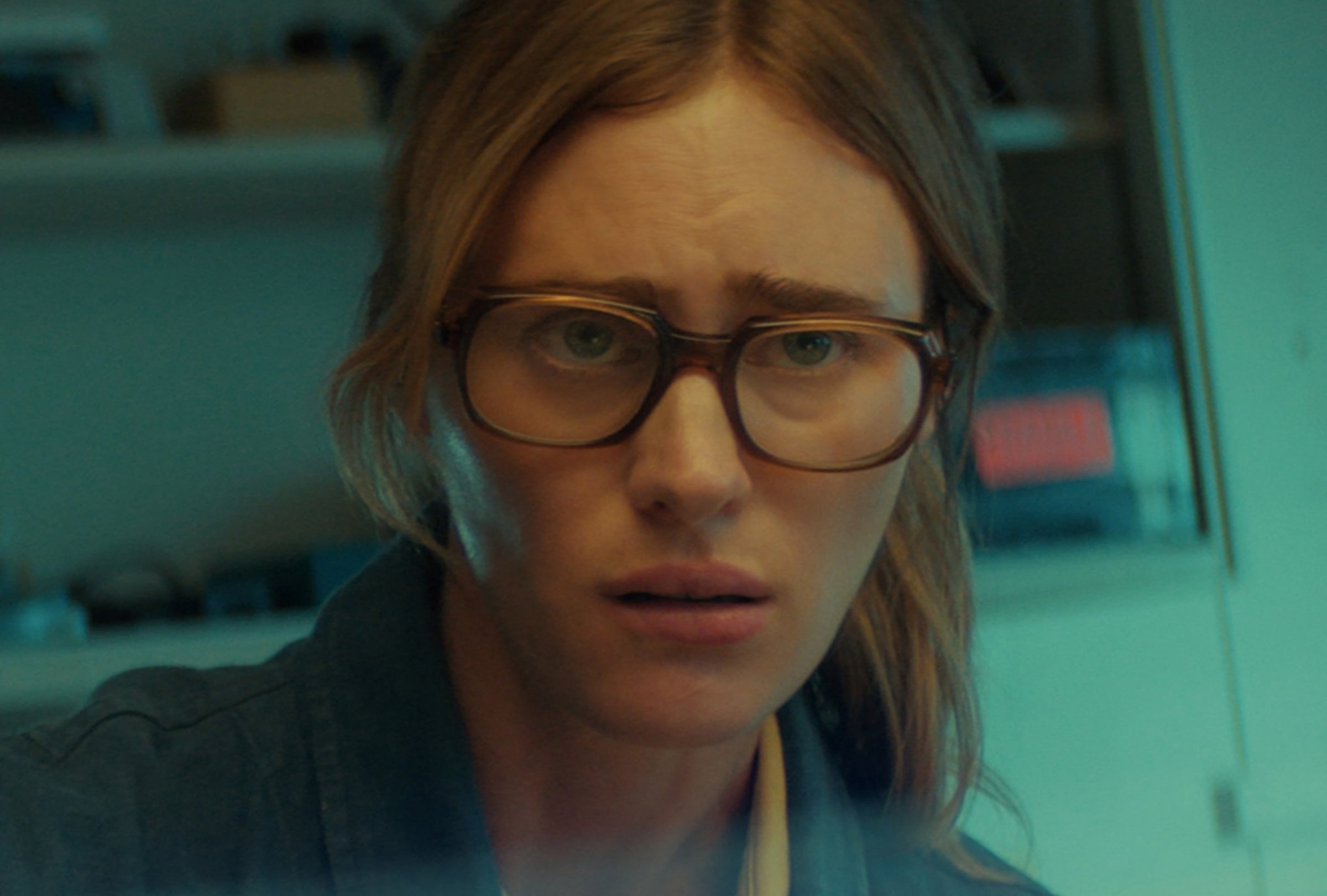 Mackenzie Davis como la Dra. Fonda Howander en una escena de la serie "Below" (Foto: Pacesetter UK / Netflix)