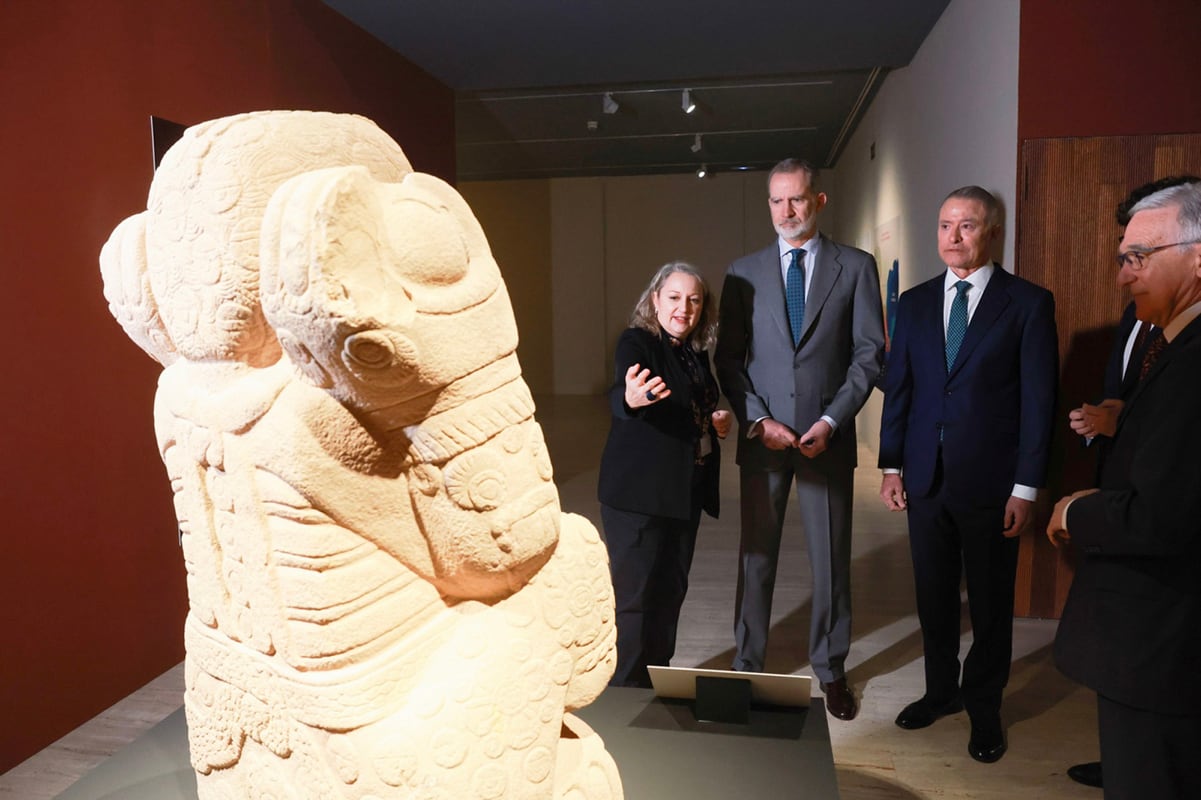 El Rey Felipe VI (2i), junto al embajador de México, Quirino Ordaz Coppel (3i), visita este lunes la exposición 'La mitad del mundo. La mujer en el México indígena' que se exhibe en el Museo Arqueológico Nacional (MAN), en Madrid. Felipe VI ha asegurado este lunes en Madrid que hubo "mucho abuso" en la conquista de América y ha asegurado que cuando se estudian y se conocen algunos hechos con el criterio y los valores de hoy en día, "obviamente no pueden hacernos sentirnos orgullosos", aunque ha indicado que deben conocerse en su justo contexto. EFE/ José Jiménez Casa De S.M. El Rey