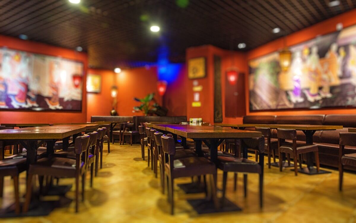 La sola conformación de un grupo económico no excluye a los restaurantes y alojamientos, sino que se trate de un grupo con “vinculación real o fáctica”, en cuyo caso será irrelevante el cumplimiento de los demás requisitos y la exclusión operaría de inmediato.(Foto referencial: evening_tao / Freepik)