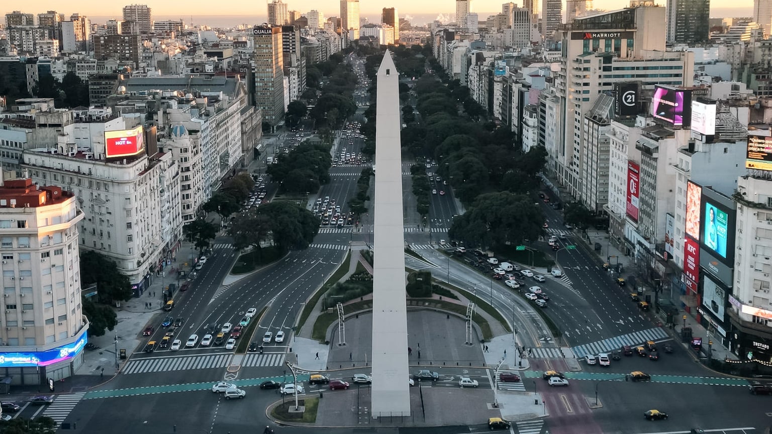 La avenida 9 de julio y el obelisco este jueves en Buenos Aires, durante el paro general de la CGT contra el gobierno de Javier Milei en Argentina. (EFE/Juan Ignacio Roncoroni).