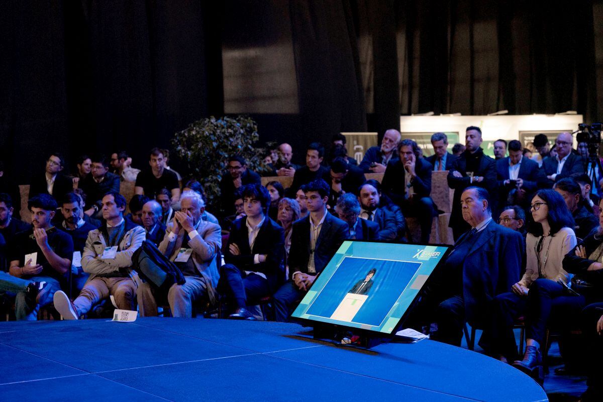 Javier Milei, presidente de Argentina, exhibido en una pantalla durante el Congreso Económico de Argentina en la Sociedad Rural en Buenos Aires, Argentina, el miércoles 12 de junio de 2024.
