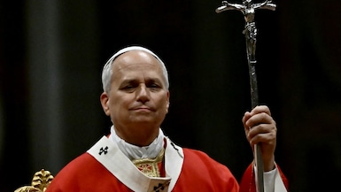 El papa León XIV asiste a la santa misa de inauguración del año académico de las universidades pontificias en la Basílica de San Pedro, en el Vaticano, el 8 de octubre de 2026. (Filippo MONTEFORTE / AFP)