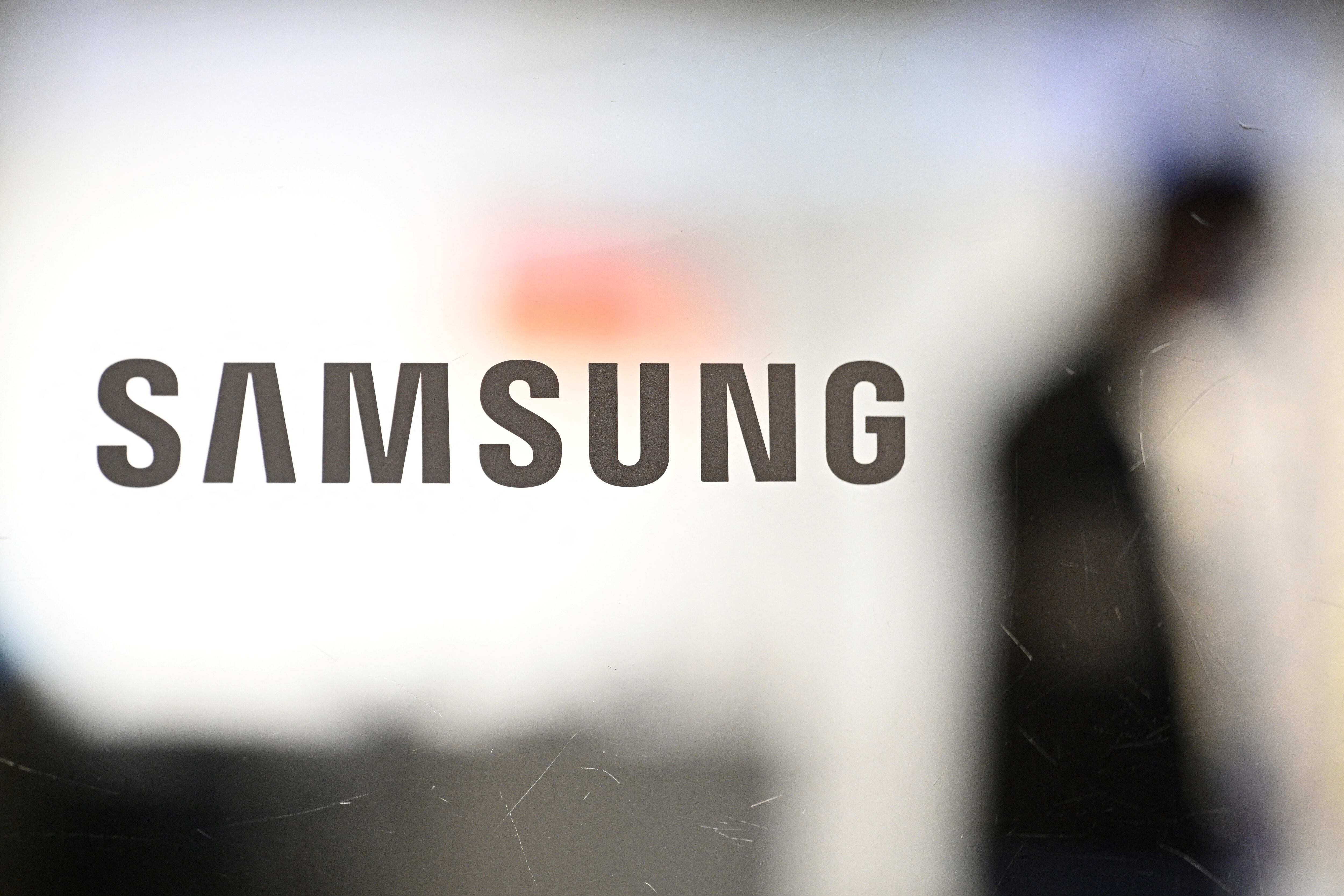 Su rival LG también presentó hoy un robot doméstico inteligente que busca crear un “hogar sin trabajo”, llamado ‘agente de IA’, que cuenta con dos patas con ruedas y puede “moverse, aprender, comprender y participar en tareas complejas”. (Photo by Anthony WALLACE / AFP)