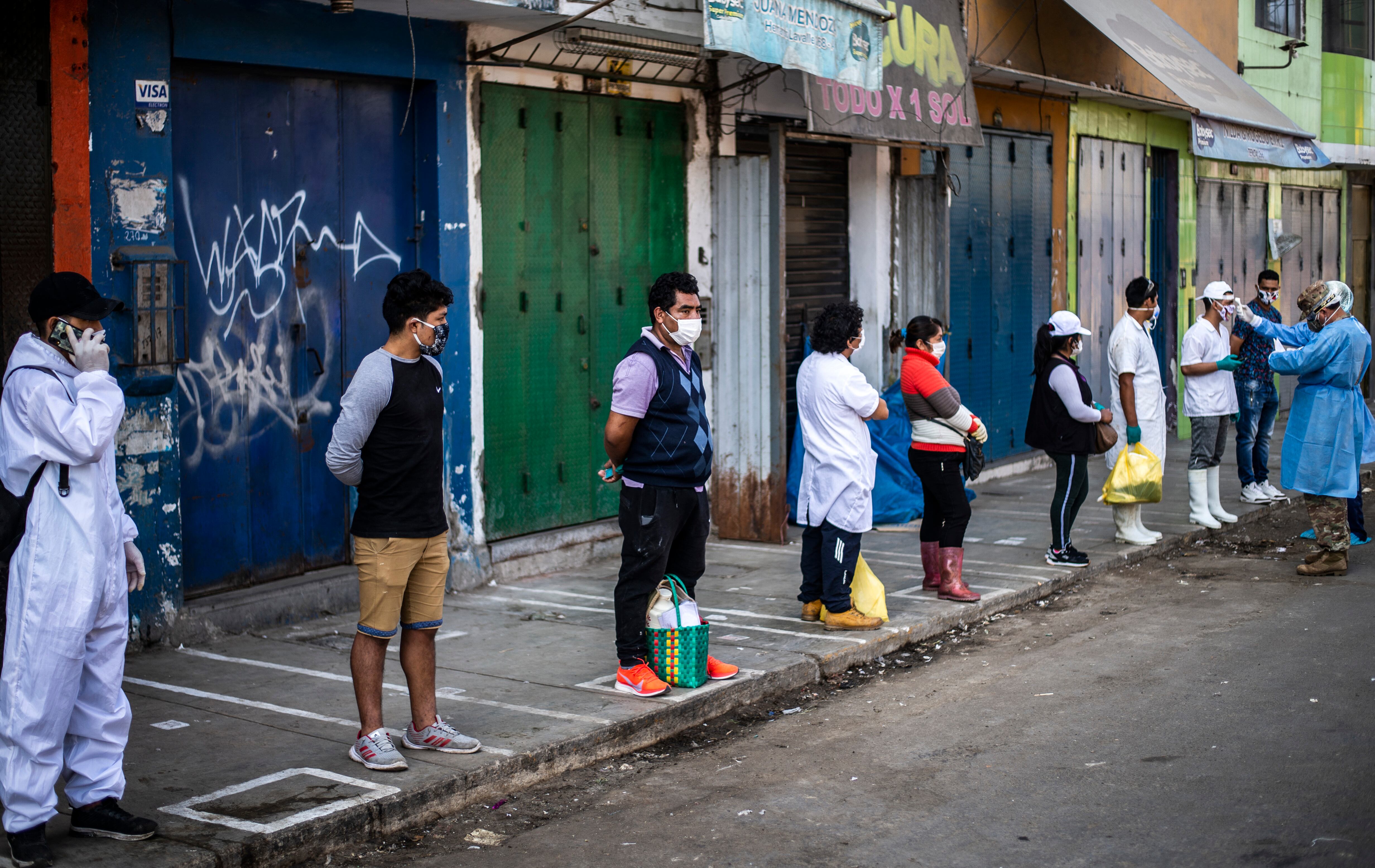La Policía Nacional y las Fuerzas Armadas fueron desplegadas para garantizar que se cumplieran las medidas, mientras que se restringían varios derechos constitucionales, como la libertad y seguridad personal. (Photo by ERNESTO BENAVIDES / AFP)