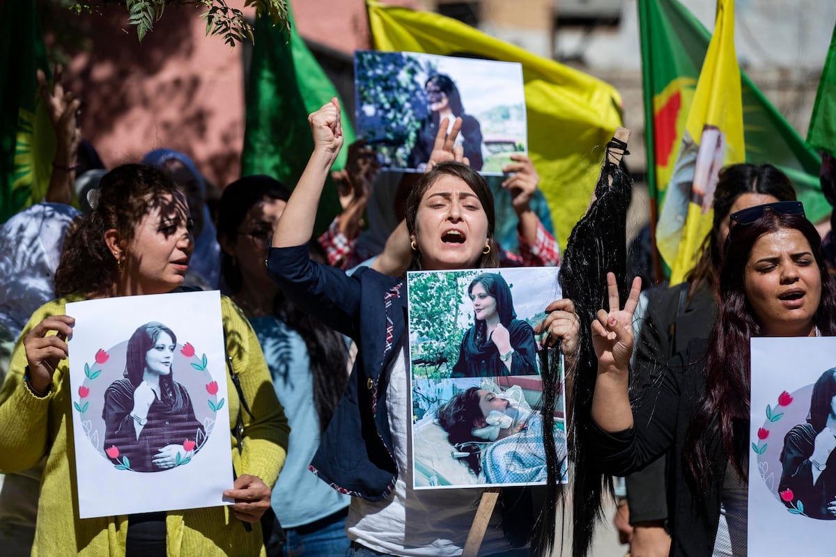 Desde las protestas de 2022, el uso del velo se ha relajado en las calles de algunas ciudades de Irán. Foto: Delil SOULEIMAN / AFP
