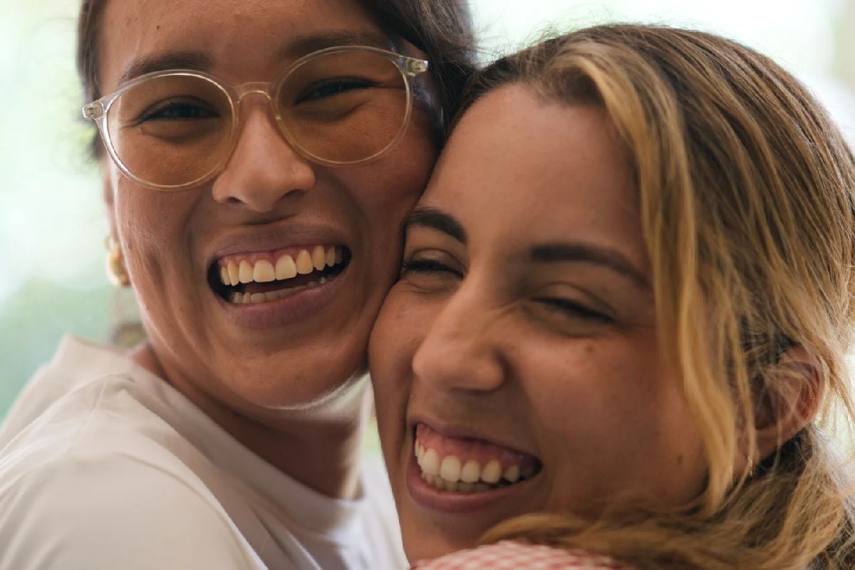 Las recién casadas Scarlett Rocha, a la derecha, y Fabiana Justiniano posan para una foto en su casa en Santa Cruz, Bolivia, el sábado 15 de agosto de 2026. (Foto: AP/Juan Karita)