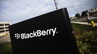 Acciones de BlackBerry suben debido a oferta de Facebook por WhatsApp