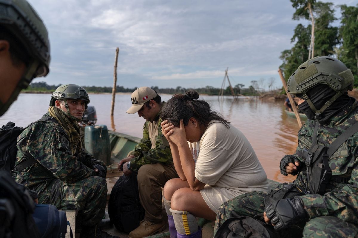 Miembros de la Marina con una mujer de un campamento minero ilegal.