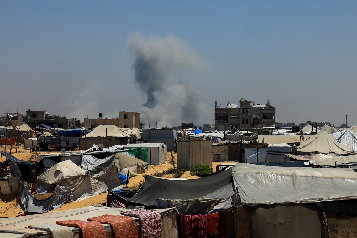 Columnas de humo se elevan cerca de los refugios de palestinos desplazados durante el bombardeo israelí en Rafah, en el sur de la Franja de Gaza, el 11 de junio de 2025. (Foto de AFP)