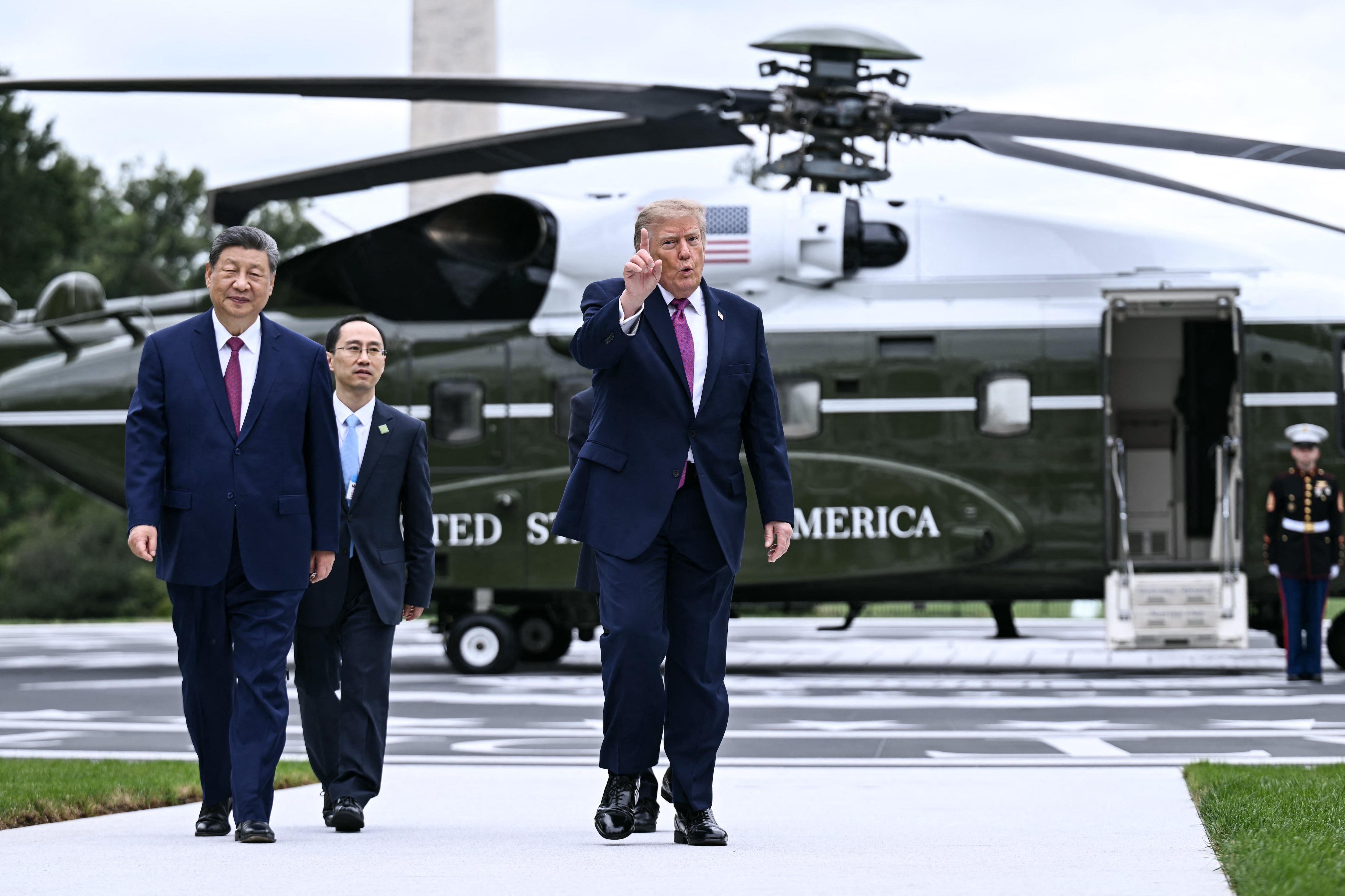 El presidente estadounidense Donald Trump camina junto al presidente chino Xi Jinping tras mostrarle el nuevo helipuerto en el jardín sur de la Casa Blanca, el 24 de septiembre de 2026.(Foto de Brendan SMIALOWSKI / AFP).