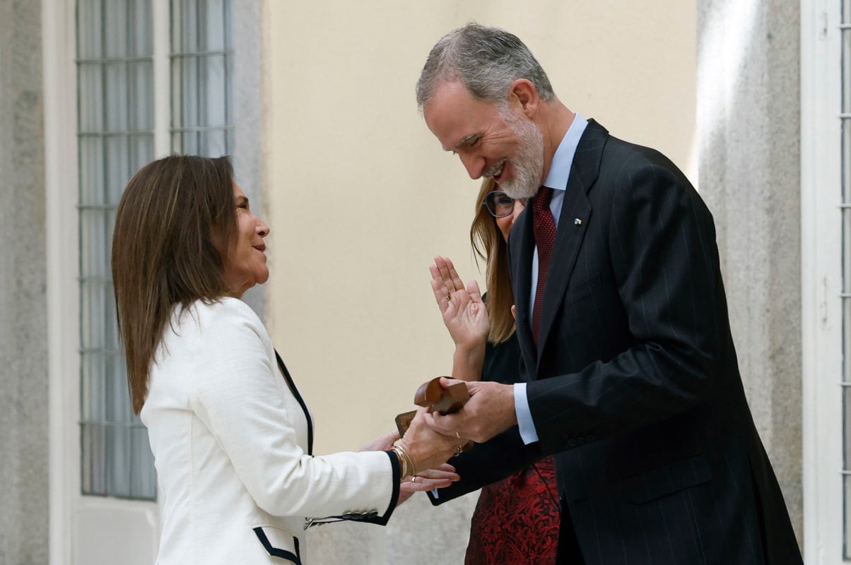 EL PARDO (MADRID) 18/05/2026.- El rey Felipe VI (d) entrega a Paola Luksic (i), en nombre de la familia Luksic, el Premio Enrique V. Iglesias al Desarrollo del Espacio Empresarial Iberoamericano, en su decima edición, durante un acto celebrado este lunes en el Palacio Real de El Pardo, Madrid. EFE/JJ Guillén