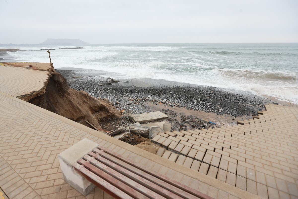 La vereda del malecón de la Costa Verde, a la altura de la playa Los Delfines, colapsó ante la constante erosión que viene sufriendo por más de una década. La Municipalidad de Miraflores exige que se declare la zona en emergencia. Foto: GEC.
