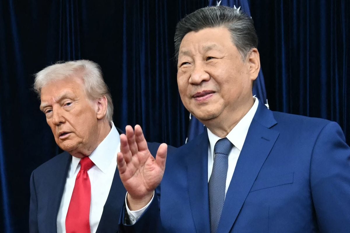 El presidente estadounidense Donald Trump (izquierda) y el presidente chino Xi Jinping llegan para mantener conversaciones en la base aérea de Gimhae, situada junto al aeropuerto internacional de Gimhae, en Busan, el 30 de octubre de 2025. Foto: ANDREW CABALLERO-REYNOLDS / AFP