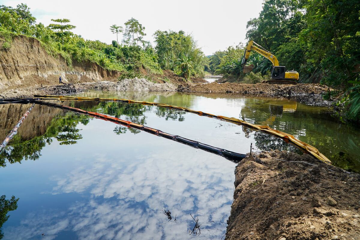 Fotografía del 15 de marzo de 2025 cedida por Petroecuador de personas trabajando en la zona de un derrame de petroleo tras una rotura en el Sistema de Oleoducto Transecuatoriano (Sote) en el sector el Vergel, en Quininde, provincia de Esmeraldas (Ecuador). EFE/ Petroecuador