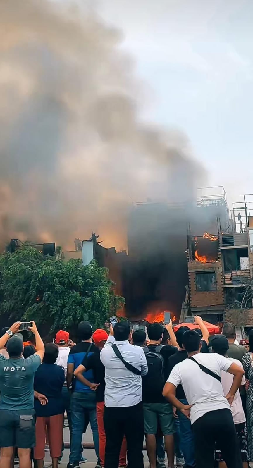 Según reportes, 14 unidades de bomberos se han dirigido al siniestro para combatir el fuego. Foto: Captura / Tiktok