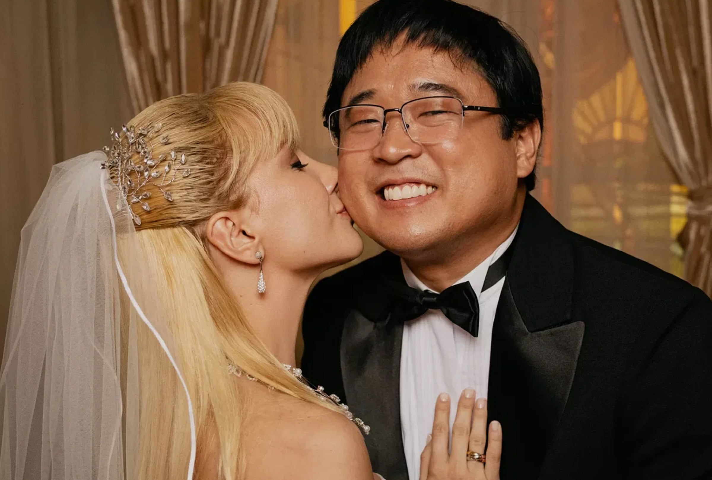 La boda de Elize Matsunaga (Lorena Comparato) y Marcos Matsunaga (Henrique Kimura) es solo el comienzo de esta trágica historia que inspira la película brasileña "Elize: Sombras de una mujer" (Foto: Netflix)