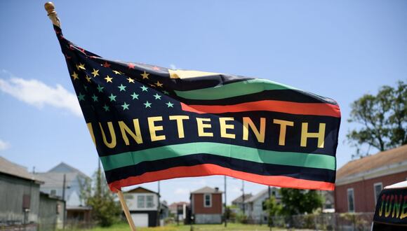 Una bandera de Juneteenth ondea en una carroza durante las celebraciones anuales del 45º Día de la Independencia Nacional de Juneteenth en Galveston, Texas, el 15 de junio de 2024 (Foto: Mark Félix / AFP)